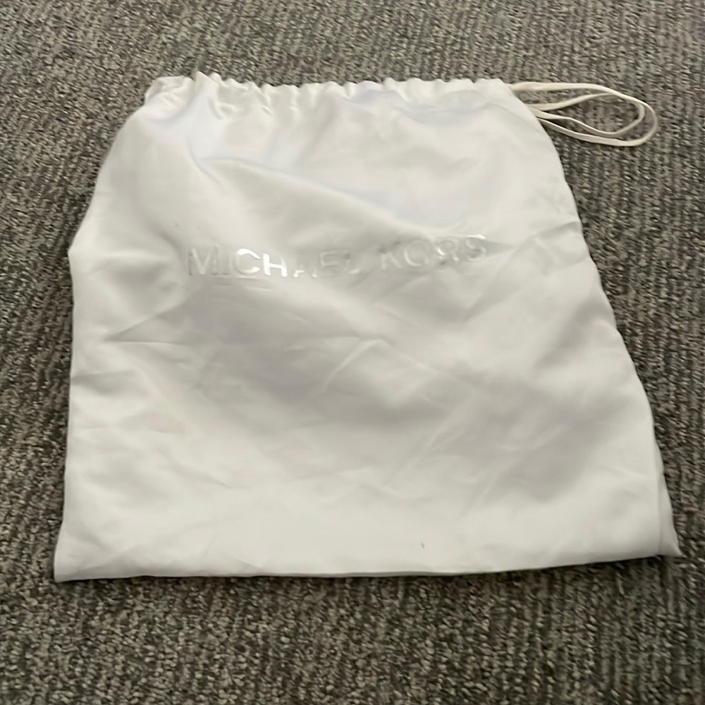 Michael Kors Shiny Black clutch with removable strap - Picture 9 of 9